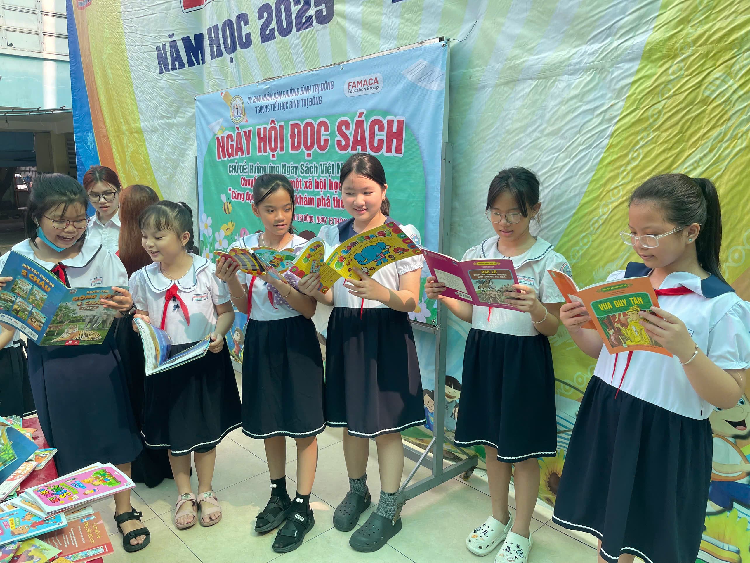 Niềm vui khi mỗi em tìm thấy một cuốn sách mình muốn khám phá - Trường Tiểu học Bình Trị Đông