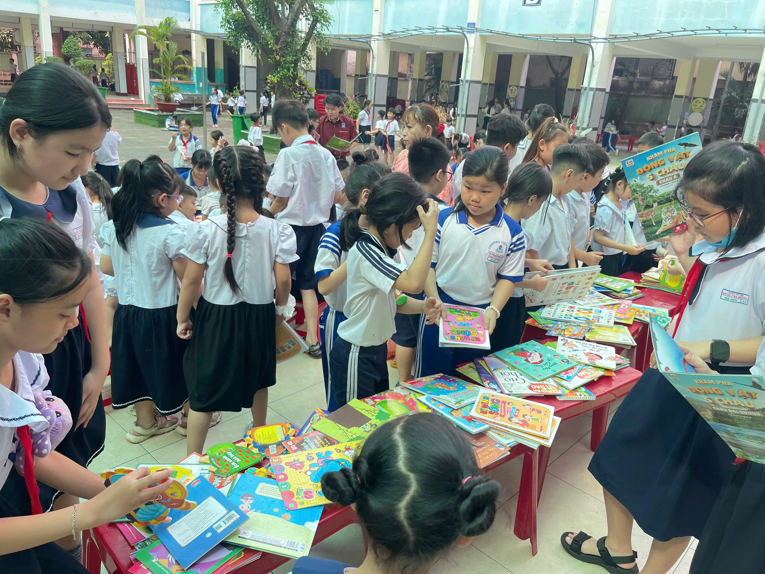 Một khoảnh khắc chung lưu giữ tinh thần của ngày hội - Trường Tiểu học Bình Trị Đông