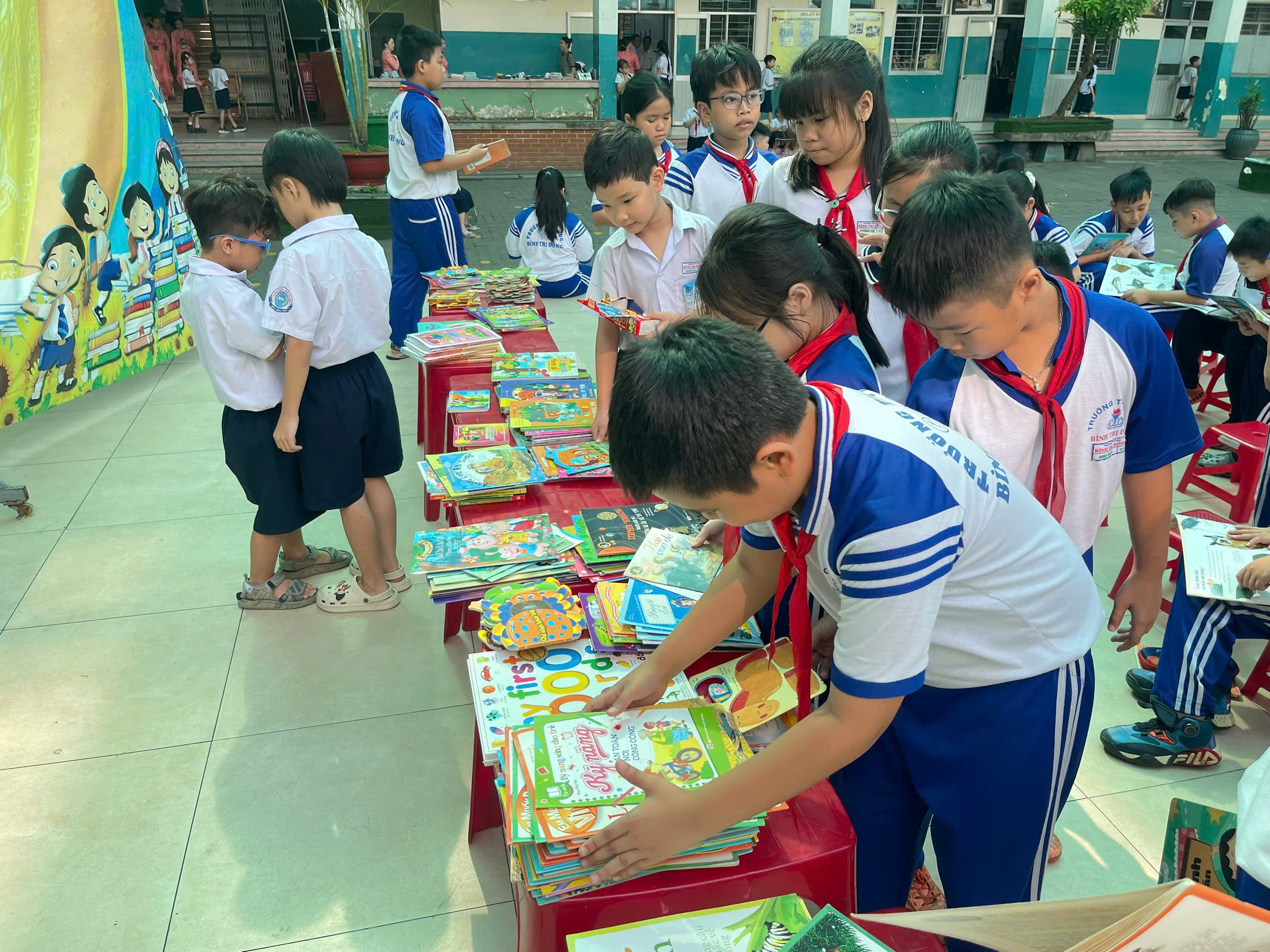 Sách được giới thiệu trực quan theo nhiều chủ đề gần gũi - Trường Tiểu học Bình Trị Đông