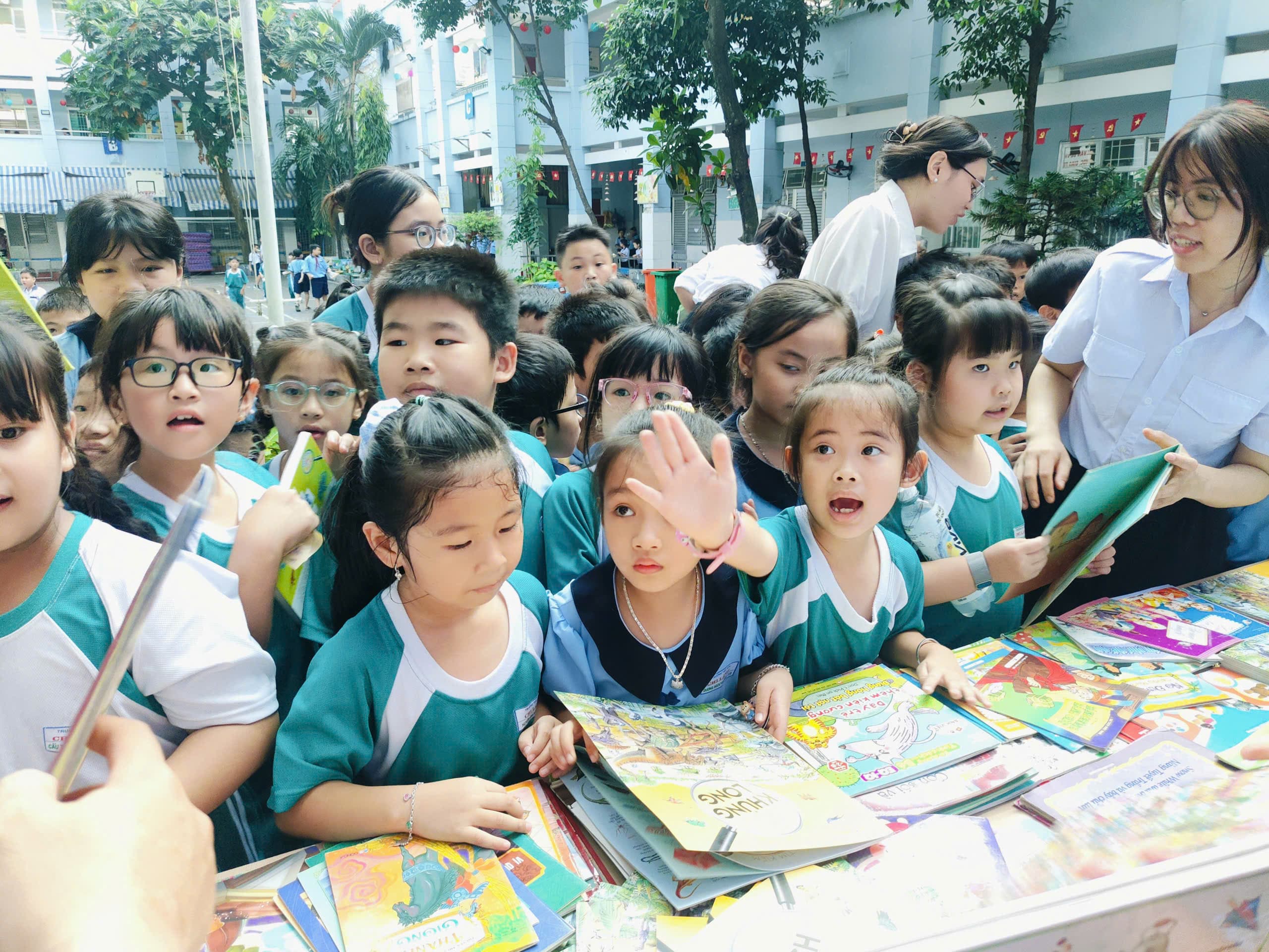 Niềm vui khi mỗi em tìm thấy một cuốn sách mình muốn khám phá - Trường Tiểu học Chi Lăng