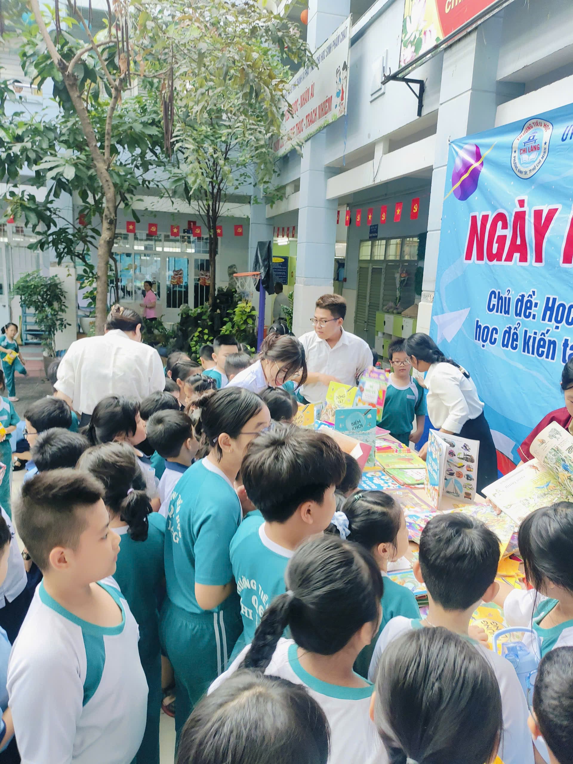 Không gian đọc mở ngay trong khuôn viên trường - Trường Tiểu học Chi Lăng