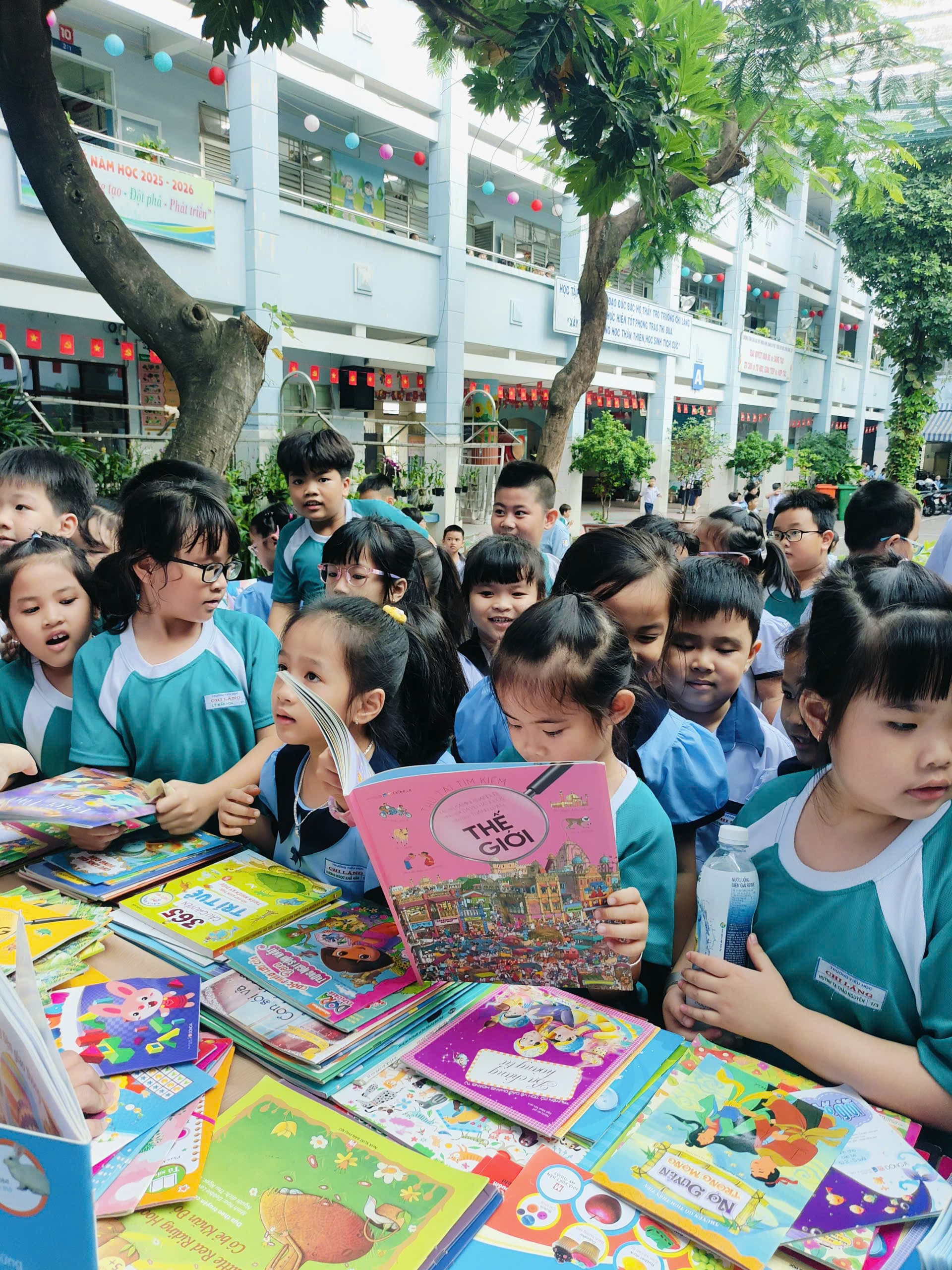 Một khoảnh khắc chung lưu giữ tinh thần của ngày hội - Trường Tiểu học Chi Lăng