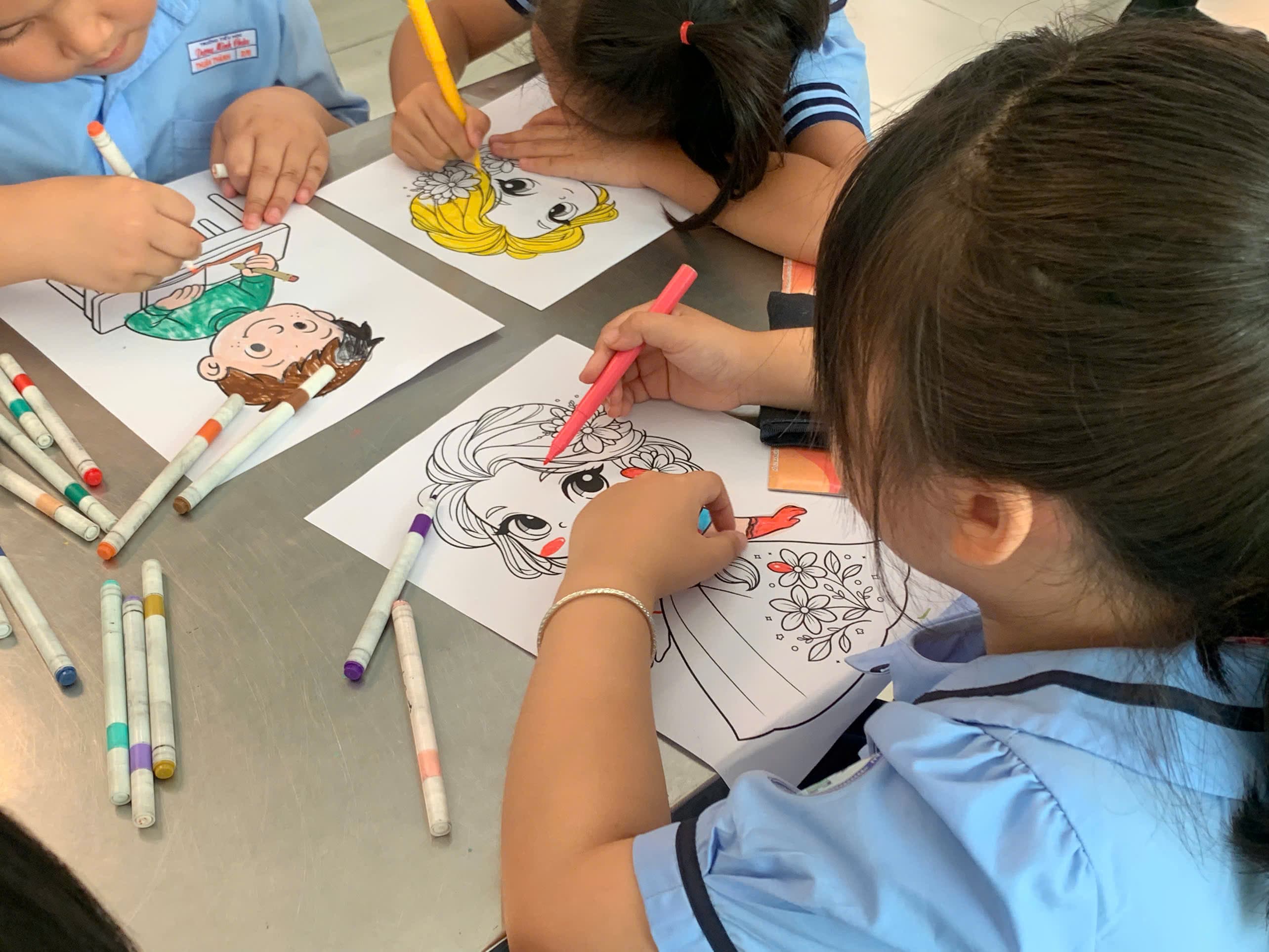 Niềm vui khi mỗi em tìm thấy một cuốn sách mình muốn khám phá - Trường Tiểu học Dương Minh Châu
