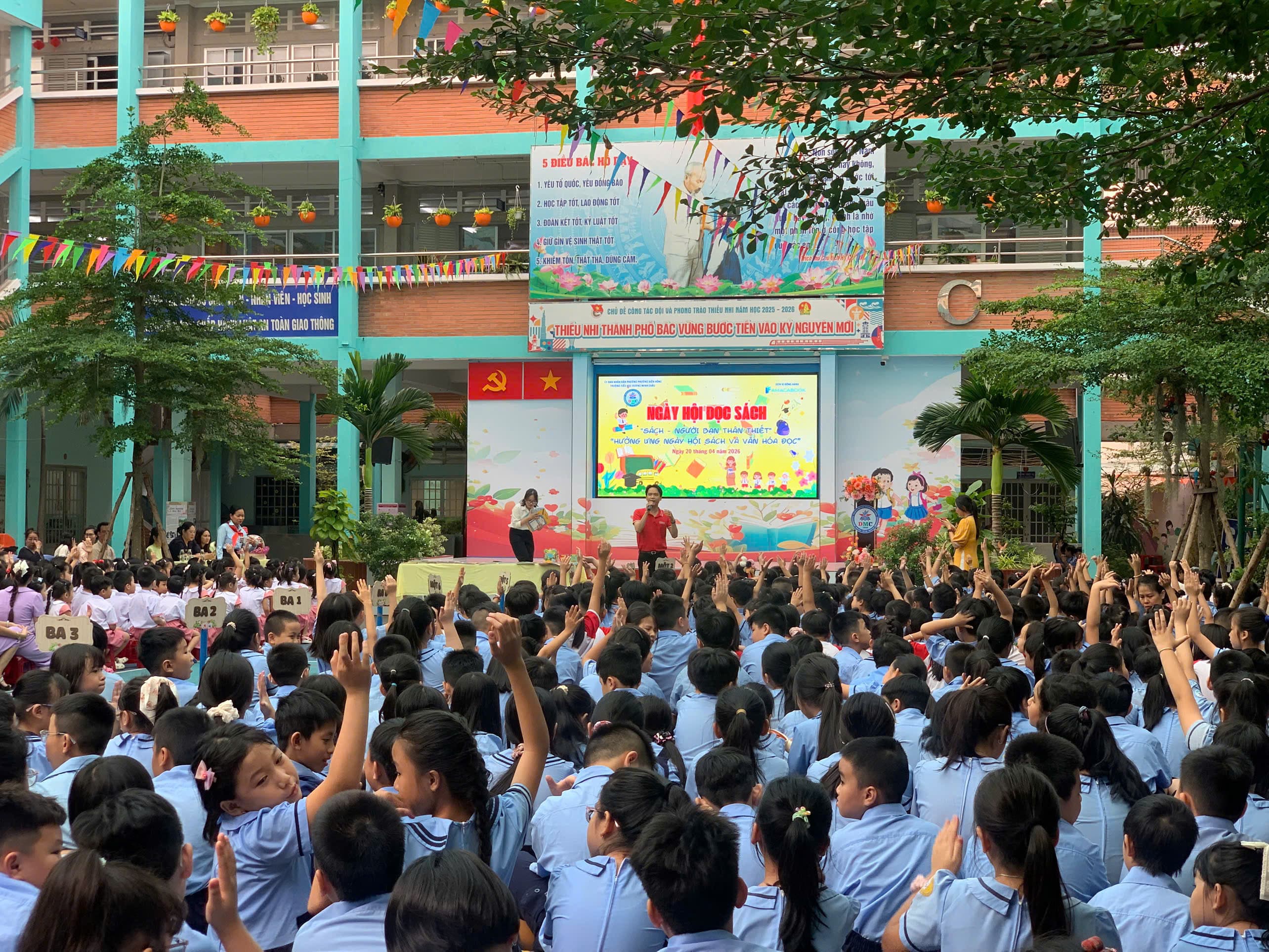 Không gian đọc mở ngay trong khuôn viên trường - Trường Tiểu học Dương Minh Châu