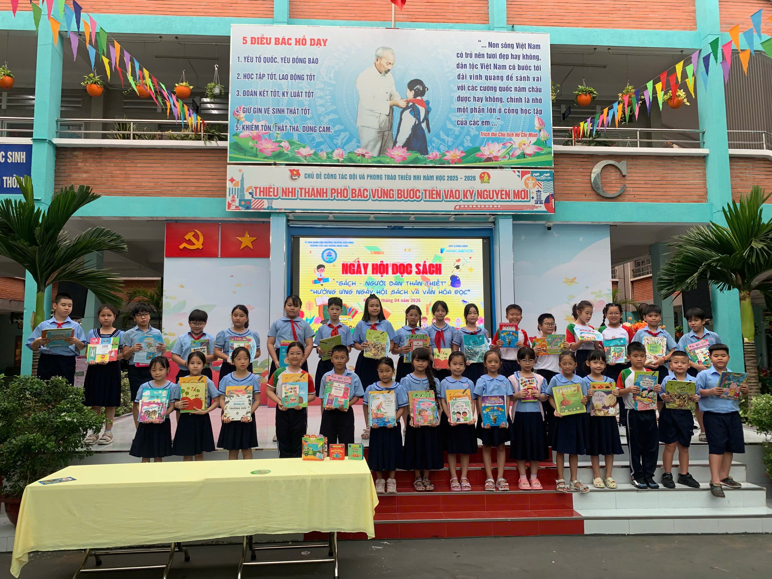 Một khoảnh khắc chung lưu giữ tinh thần của ngày hội - Trường Tiểu học Dương Minh Châu