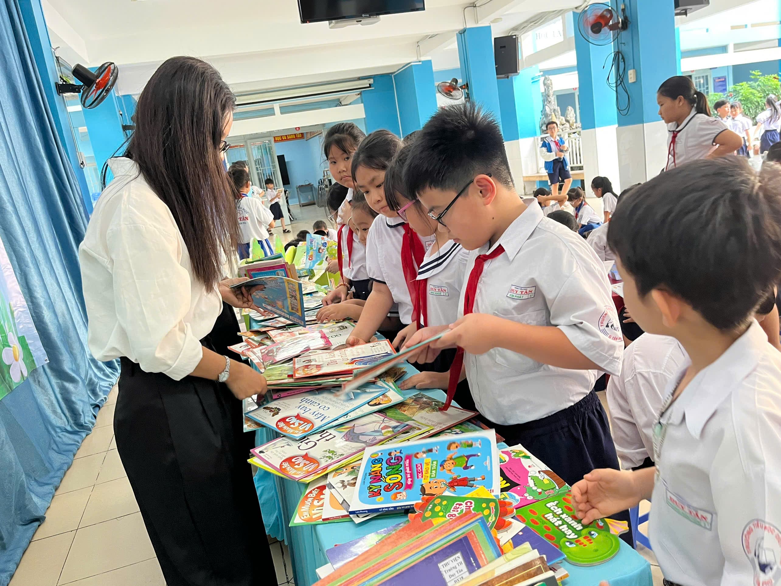 Khoảnh khắc đọc sách tại Trường Tiểu học Duy Tân