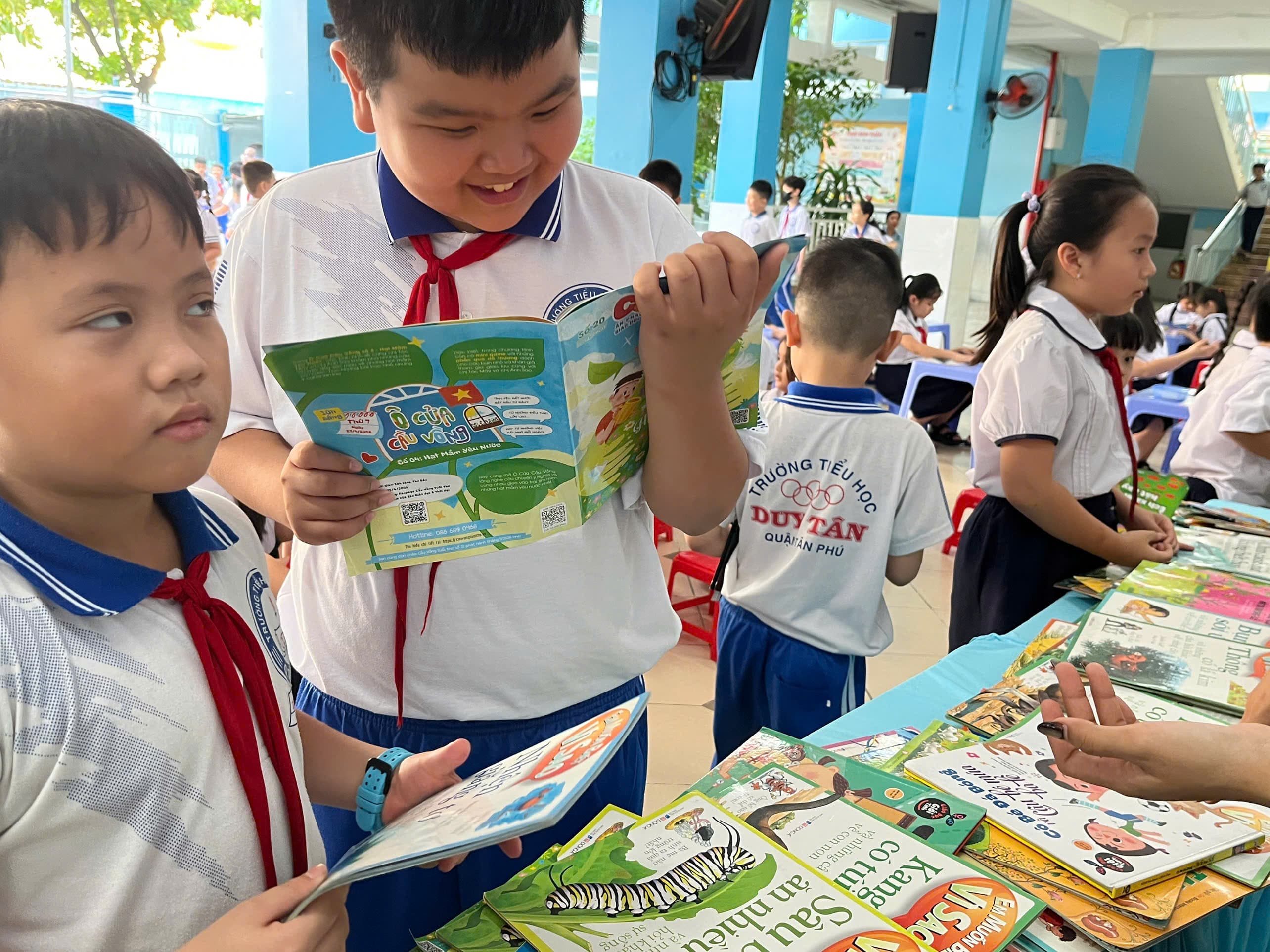 Niềm vui khi mỗi em tìm thấy một cuốn sách mình muốn khám phá - Trường Tiểu học Duy Tân