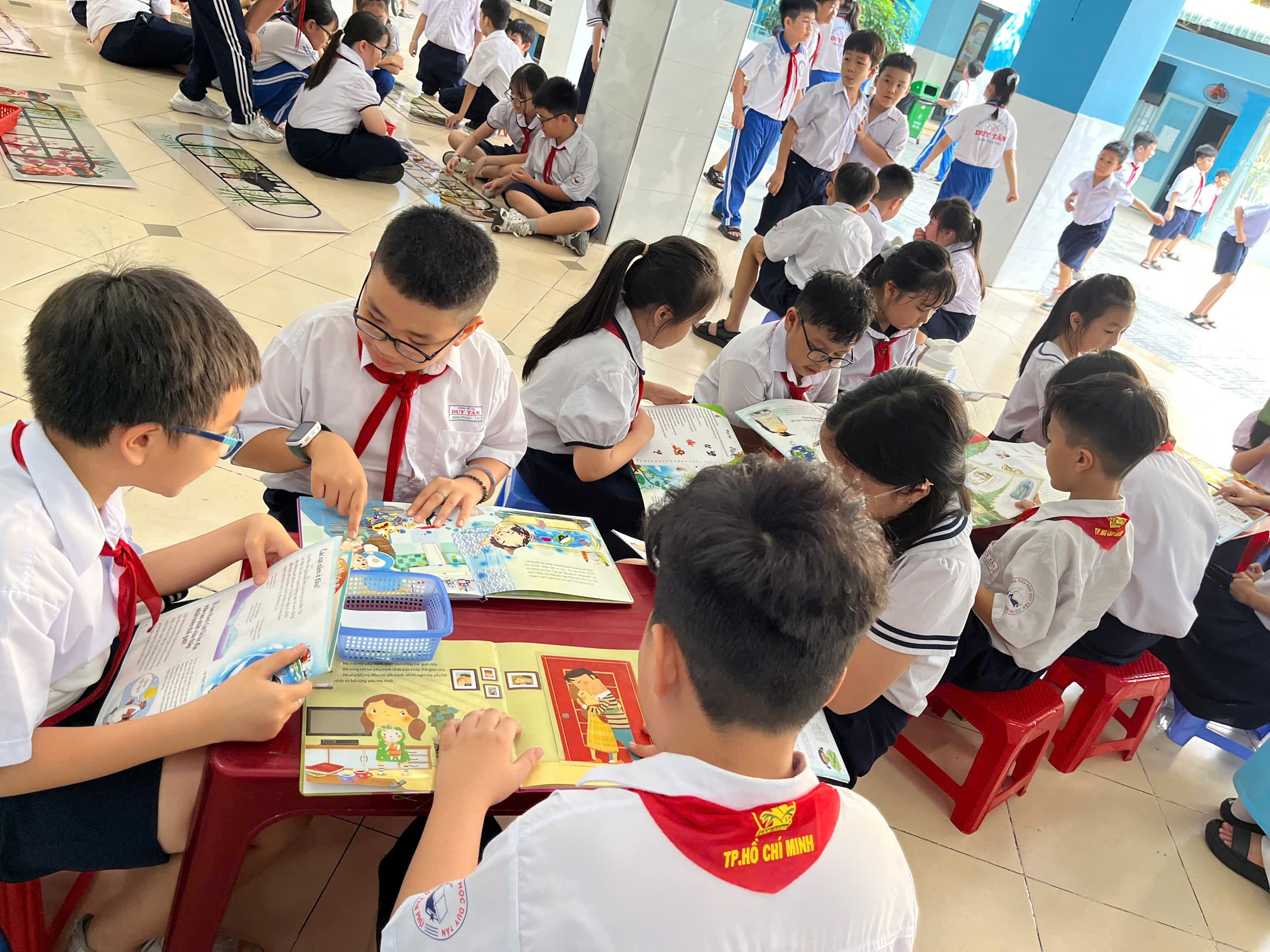 Không gian đọc mở ngay trong khuôn viên trường - Trường Tiểu học Duy Tân