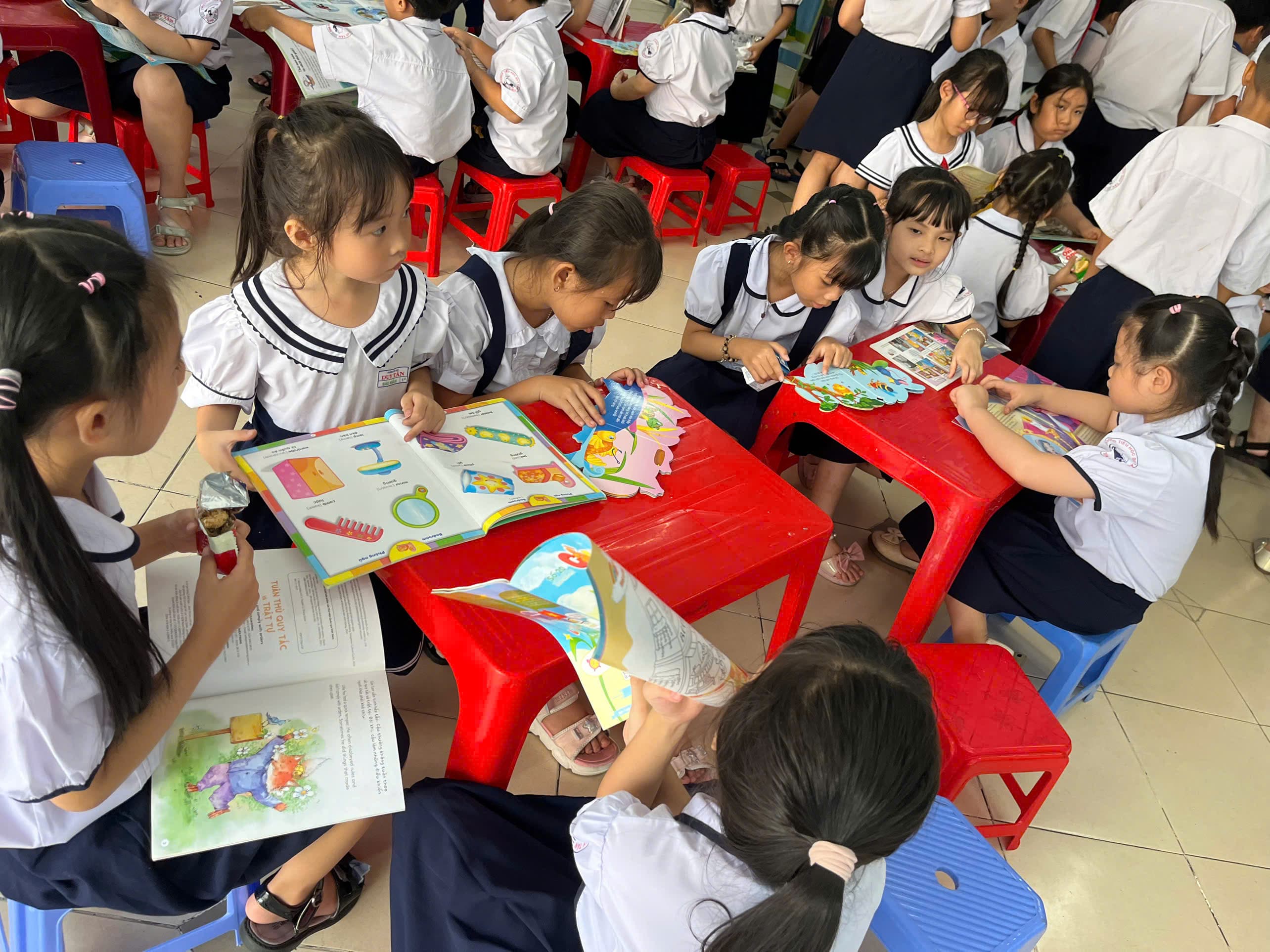 Một khoảnh khắc chung lưu giữ tinh thần của ngày hội - Trường Tiểu học Duy Tân