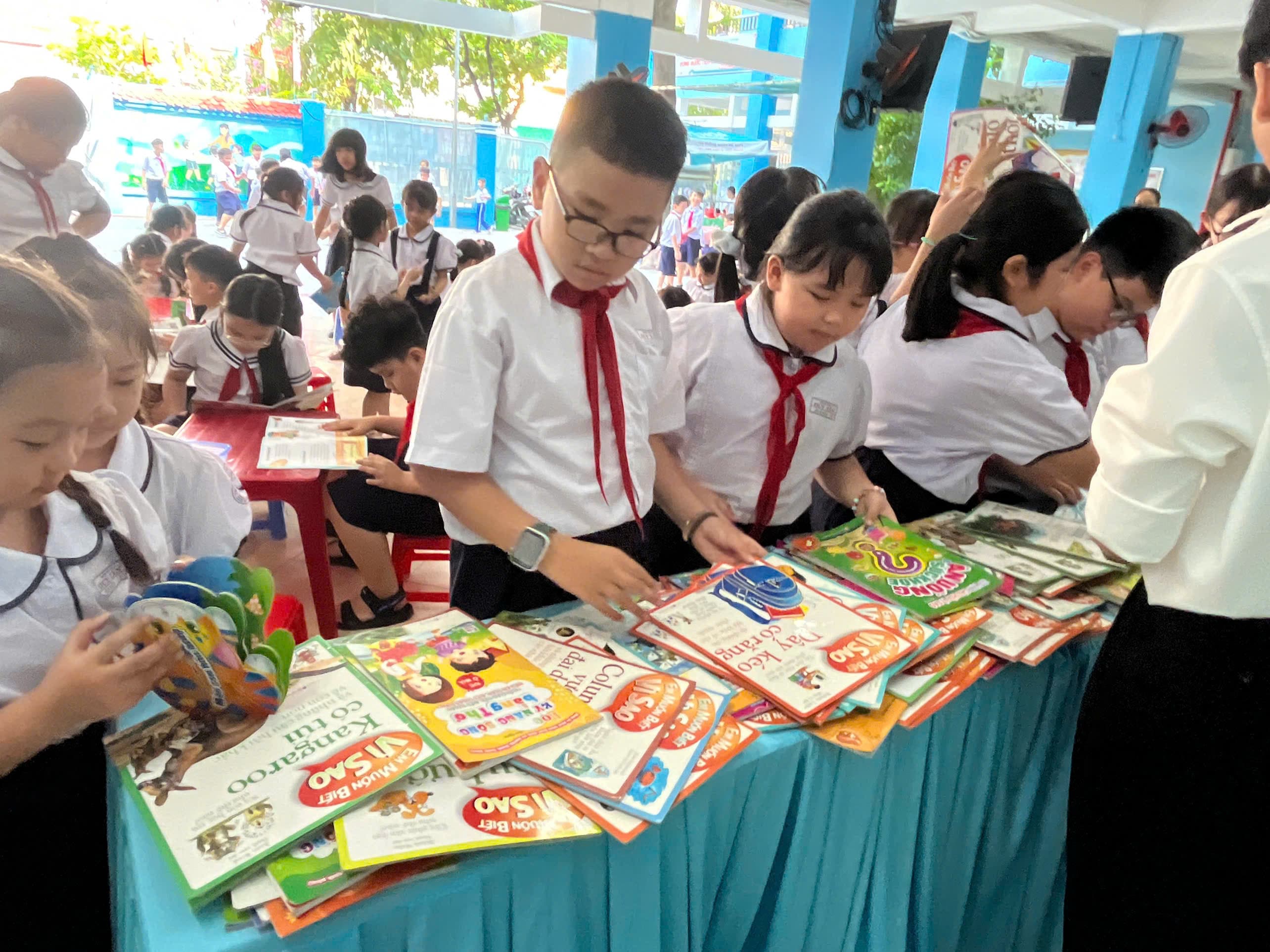 Sách được giới thiệu trực quan theo nhiều chủ đề gần gũi - Trường Tiểu học Duy Tân
