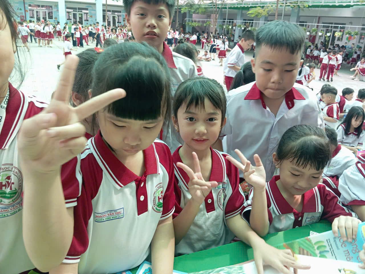 Niềm vui khi mỗi em tìm thấy một cuốn sách mình muốn khám phá - Trường Tiểu học Hoàng Văn Thụ