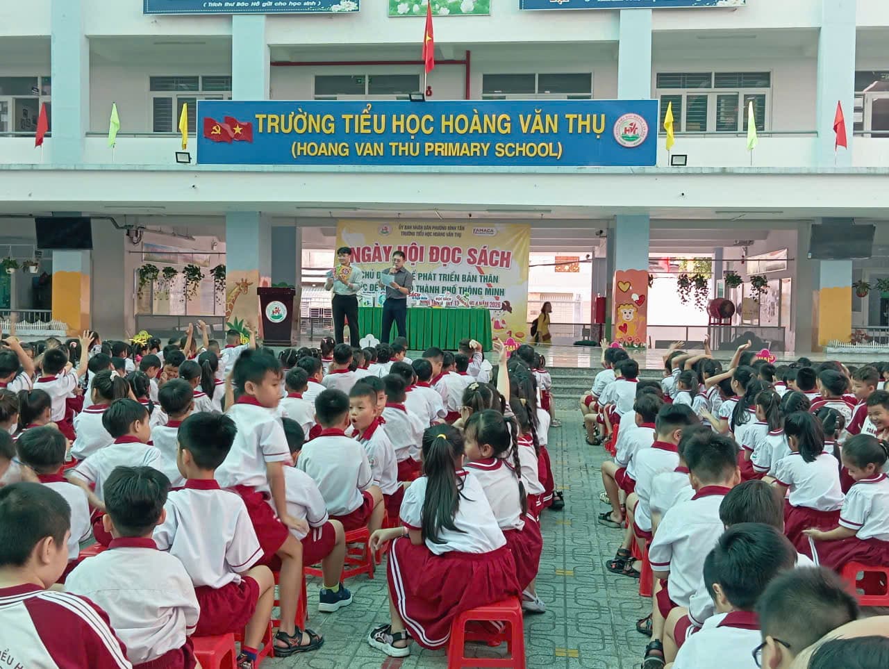 Không gian đọc mở ngay trong khuôn viên trường - Trường Tiểu học Hoàng Văn Thụ