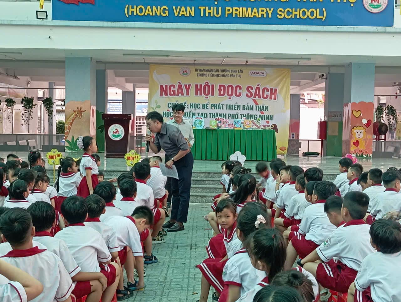 Một khoảnh khắc chung lưu giữ tinh thần của ngày hội - Trường Tiểu học Hoàng Văn Thụ