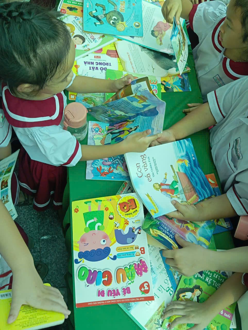 Sách được giới thiệu trực quan theo nhiều chủ đề gần gũi - Trường Tiểu học Hoàng Văn Thụ