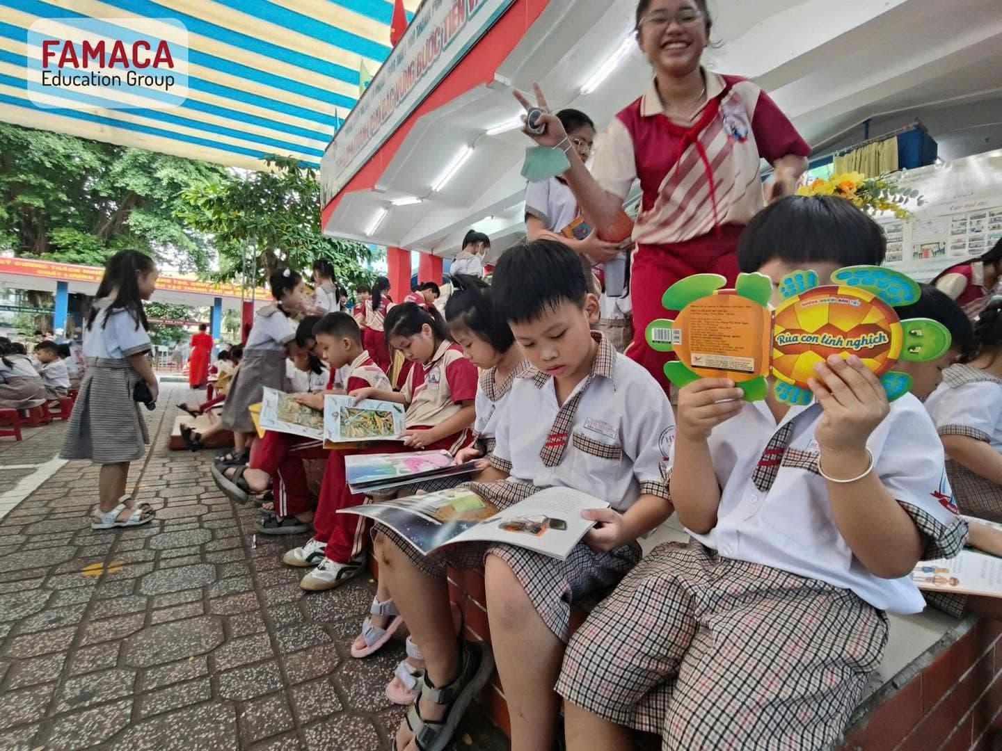 Niềm vui khi mỗi em tìm thấy một cuốn sách mình muốn khám phá - Trường Tiểu học Huỳnh Văn Chính