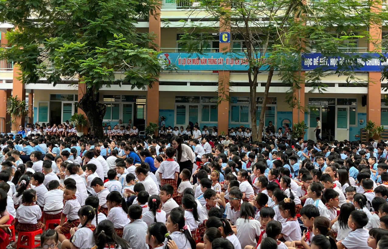 Không gian đọc mở ngay trong khuôn viên trường - Trường Tiểu học Lam Sơn
