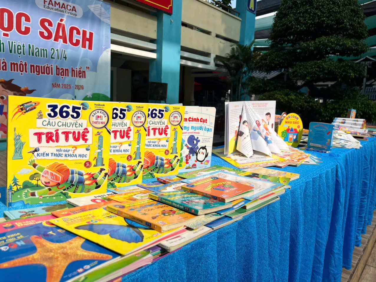 Sách được giới thiệu trực quan theo nhiều chủ đề gần gũi - Trường Tiểu học Lam Sơn