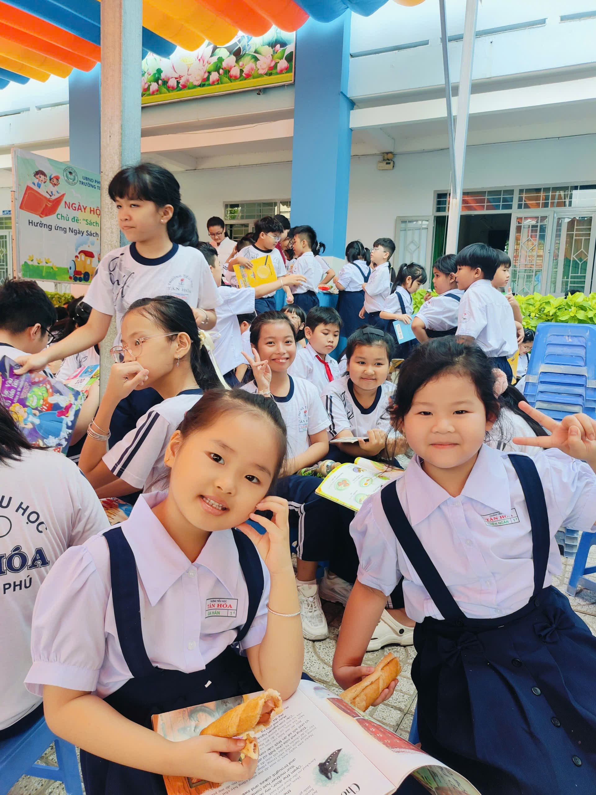 Niềm vui khi mỗi em tìm thấy một cuốn sách mình muốn khám phá - Trường Tiểu học Tân Hoá