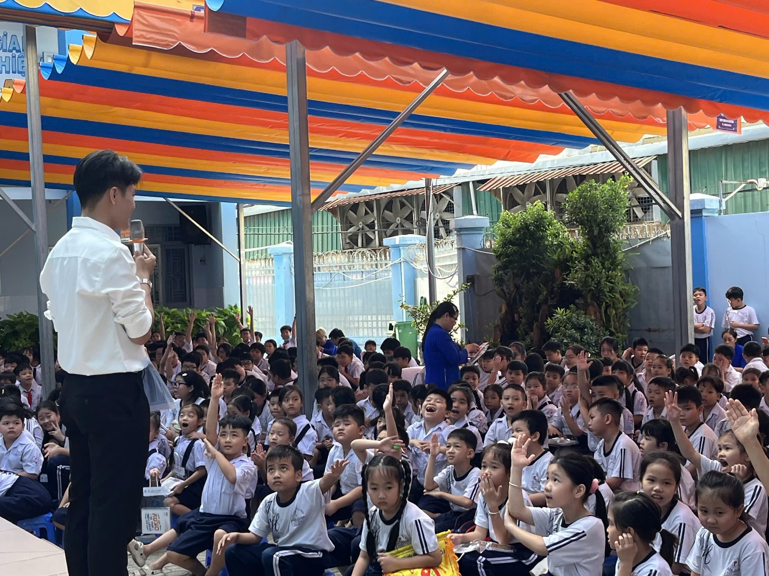 Không gian đọc mở ngay trong khuôn viên trường - Trường Tiểu học Tân Hoá