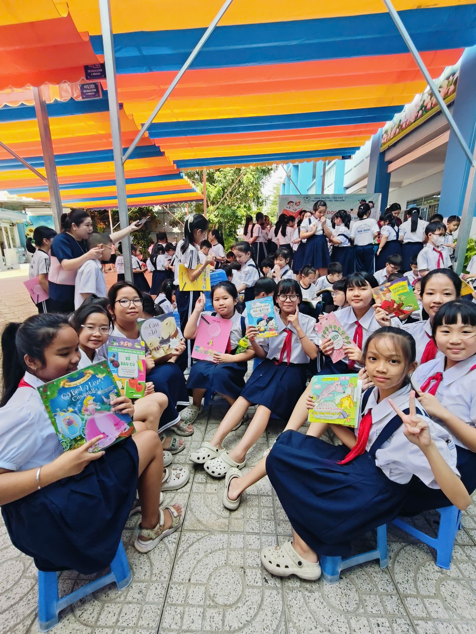 Một khoảnh khắc chung lưu giữ tinh thần của ngày hội - Trường Tiểu học Tân Hoá