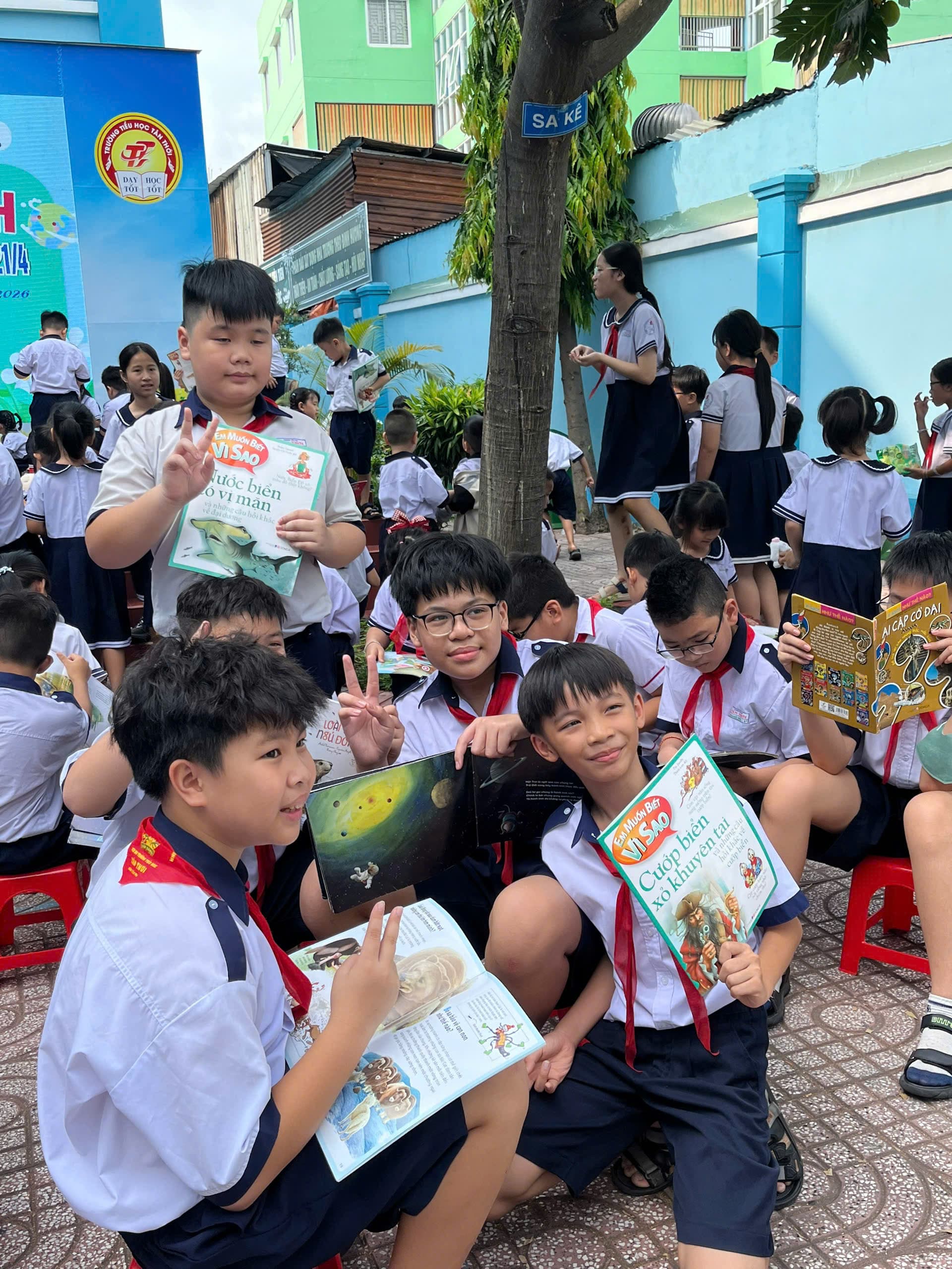 Niềm vui khi mỗi em tìm thấy một cuốn sách mình muốn khám phá - Trường Tiểu học Tân Thới
