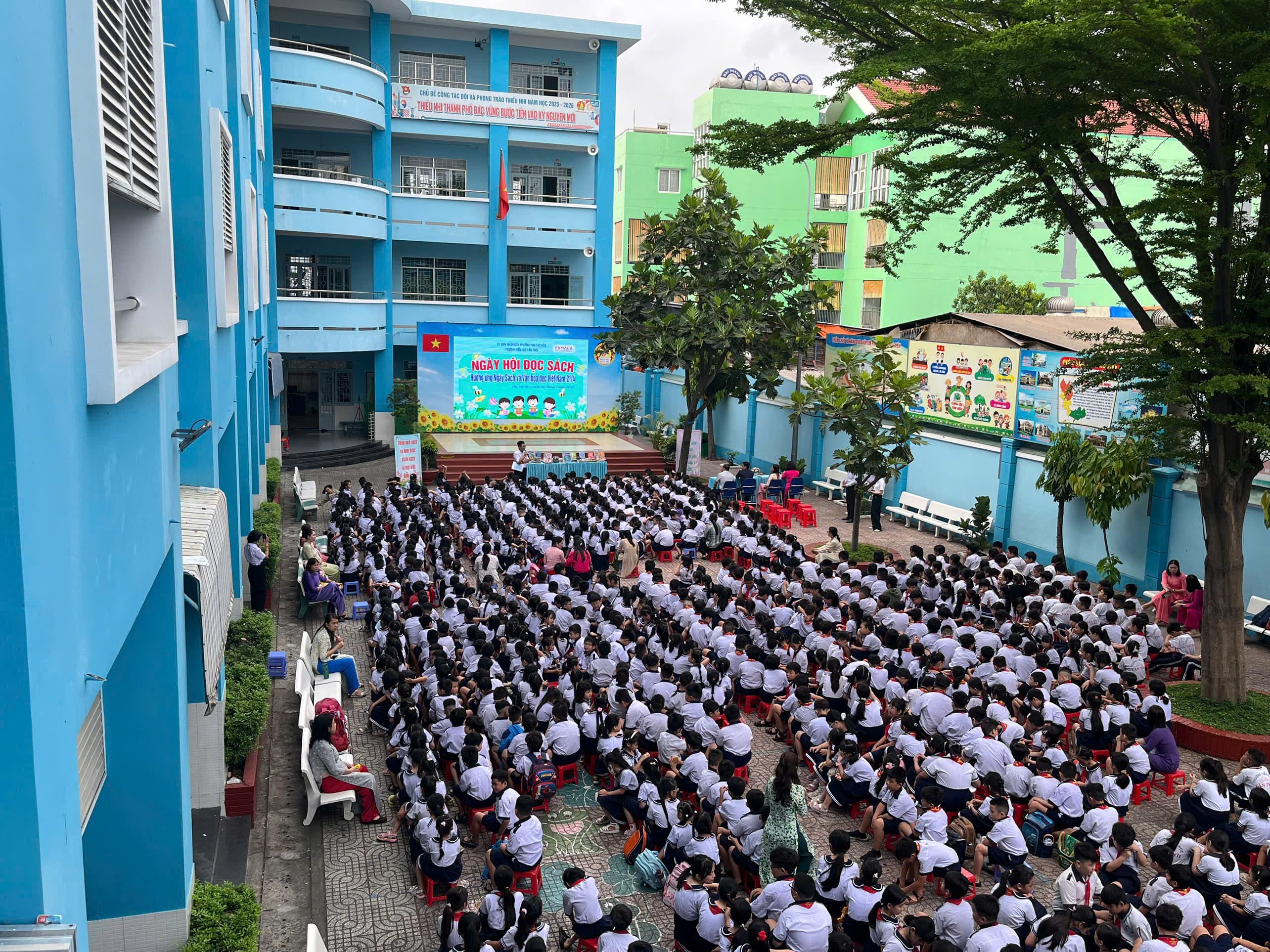 Không gian đọc mở ngay trong khuôn viên trường - Trường Tiểu học Tân Thới