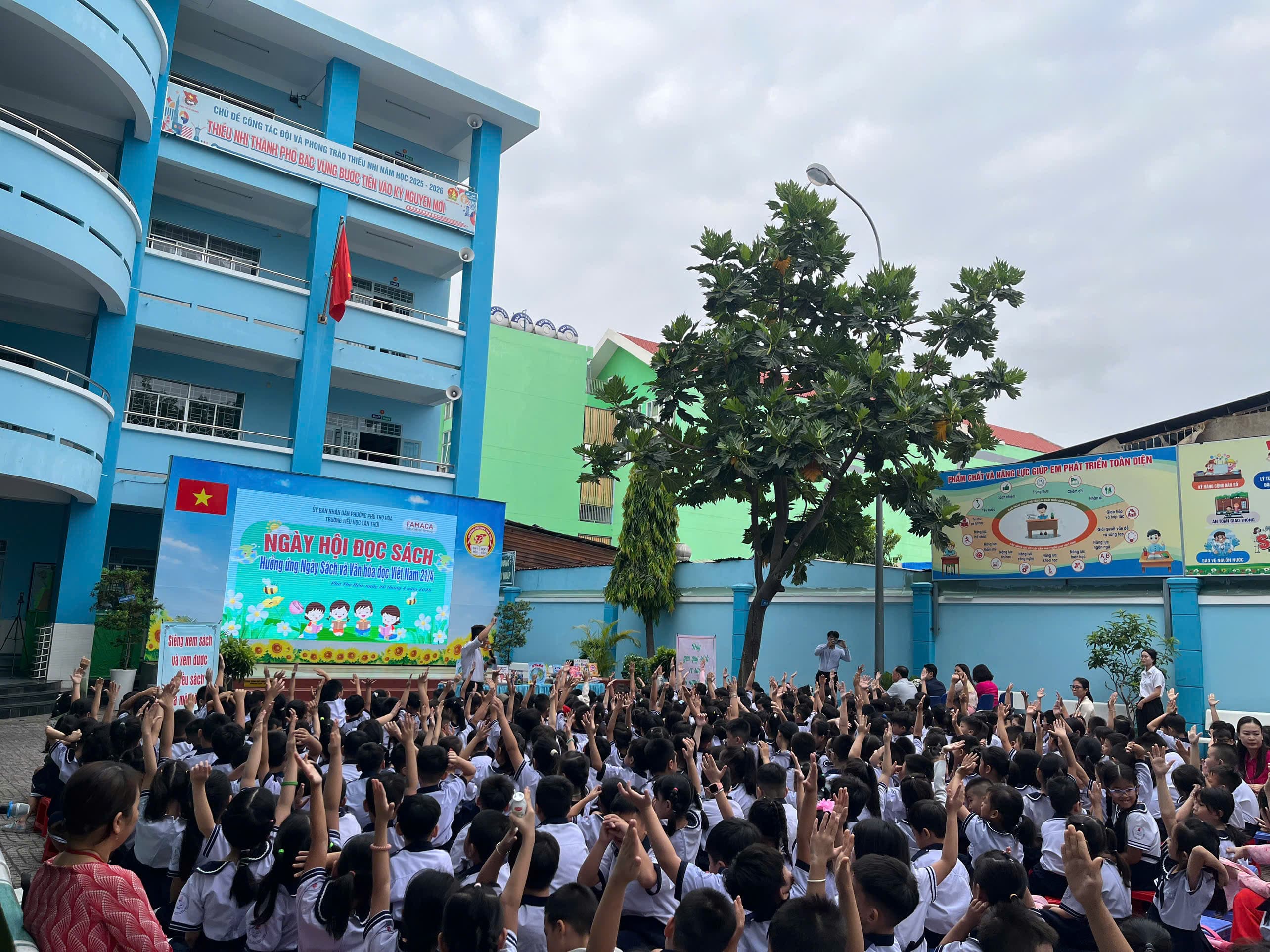 Một khoảnh khắc chung lưu giữ tinh thần của ngày hội - Trường Tiểu học Tân Thới