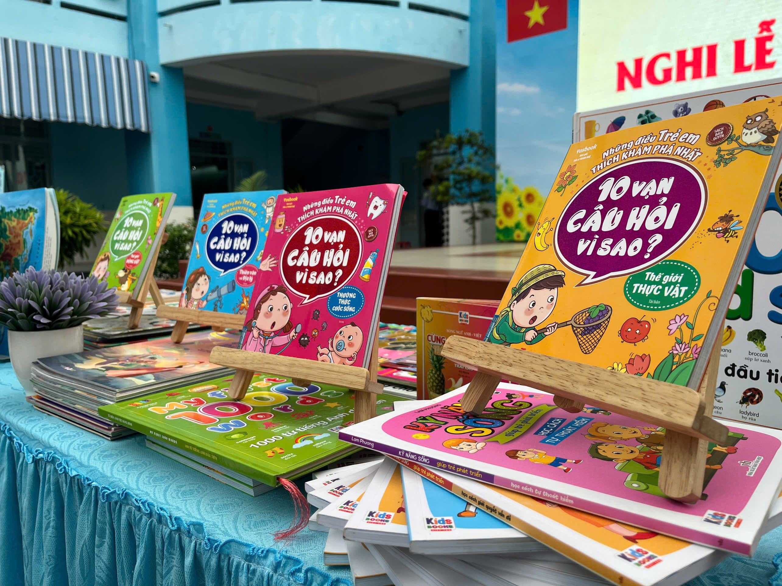 Sách được giới thiệu trực quan theo nhiều chủ đề gần gũi - Trường Tiểu học Tân Thới