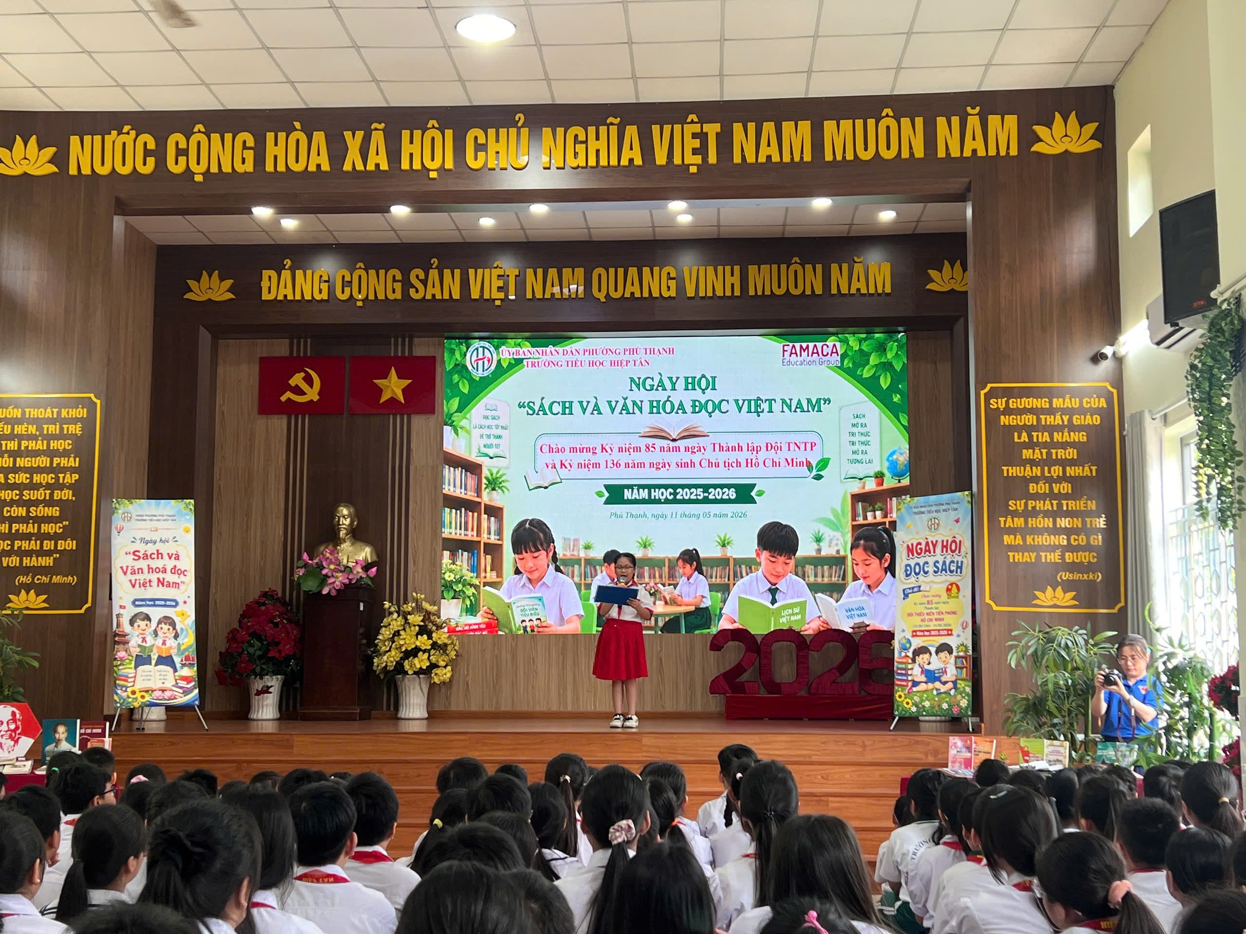Học sinh đọc sách trong không khí ấm áp tại trường